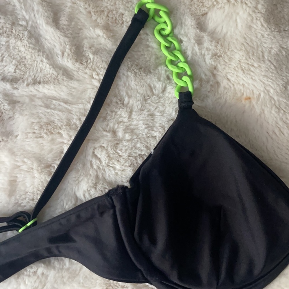 Bikini - Picture 2 of 5
